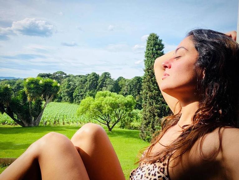 Carol Castro relaxa tomando sol em meio à natureza