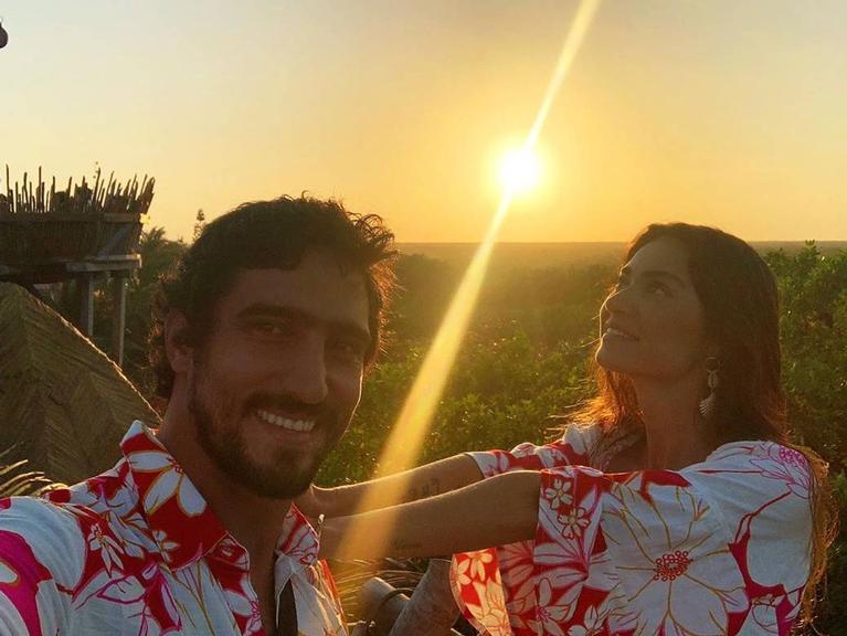 Em momento romântico, Thaila Ayala e o marido, Renato Góes veem o nascer do sol