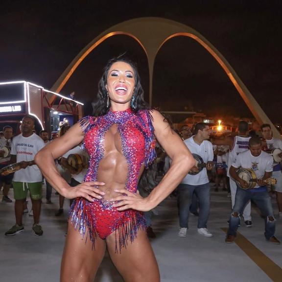 Gracyanne Barbosa desfila sensualidade em ensaio pré-Carnaval