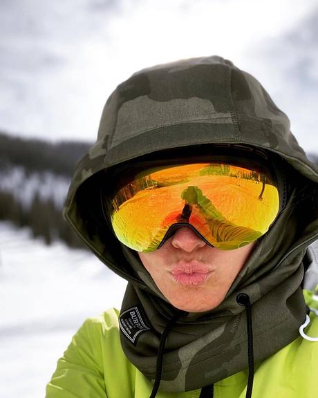 Carolina Dieckmann se diverte skiando e brinca com frase icônica de filme