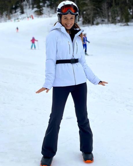Paula Fernandes curte dia de ski durante sua viagem e se diverte
