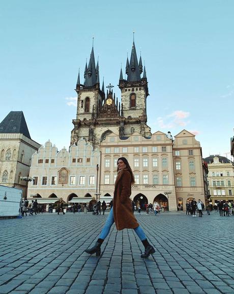 Em viagem, Mariana Goldfarb anda bem plena pelas ruas da República Tcheca