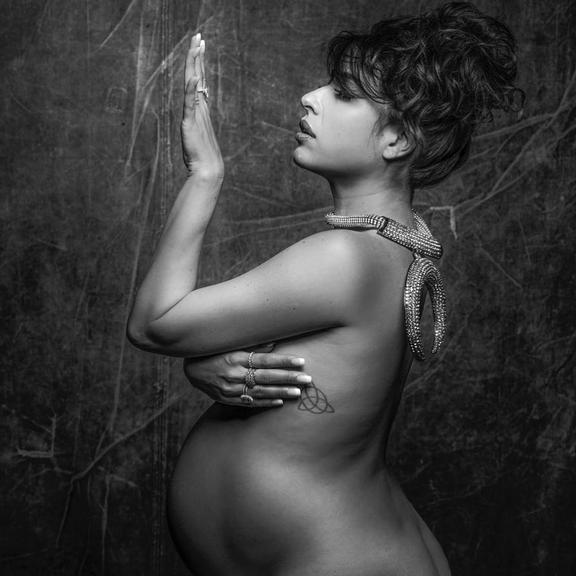 Giselle Itié mostra barrigão de grávida e revela nome do bebê