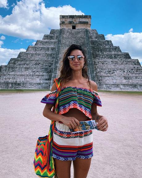 Thaila Ayala posa em frente a símbolo importante no México