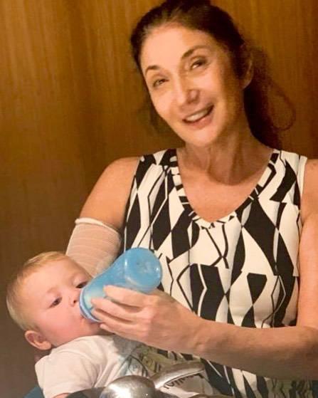 Após cirurgia, Zizi Possi posta foto encantadora com o netinho, Lucca