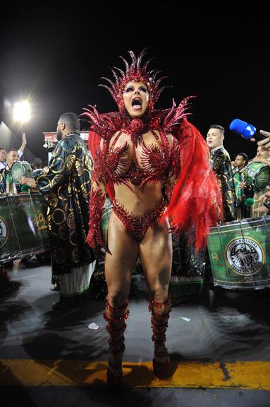 Viviane Araújo arrasa no desfile da Mancha Verde