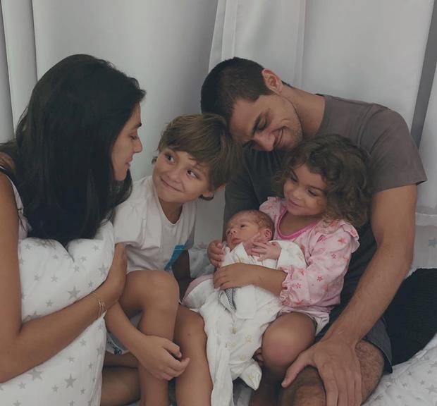 Esposa de Felipe Simas reúne os três filhos e o marido em foto fofíssima