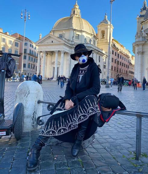 Adriane Galisteu aparece protegida do coronavírus durante viagem à Itália