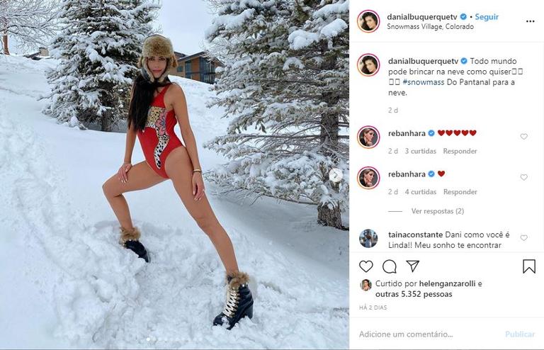 Daniela Albuquerque posa de maiô mínimo na neve 