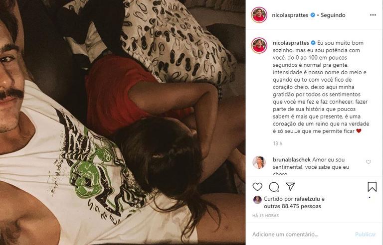 Nicolas Prattes registra namorada dormindo em seu colo