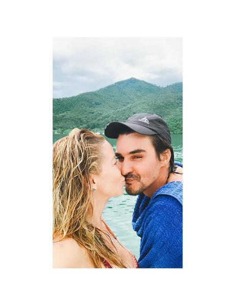 Danielle Winits surge dando beijo no marido durante passeio de barco e fãs elogiam