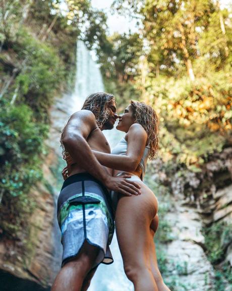 Isabella Santoni surge dando um beijão no namorado em meio à cachoeira