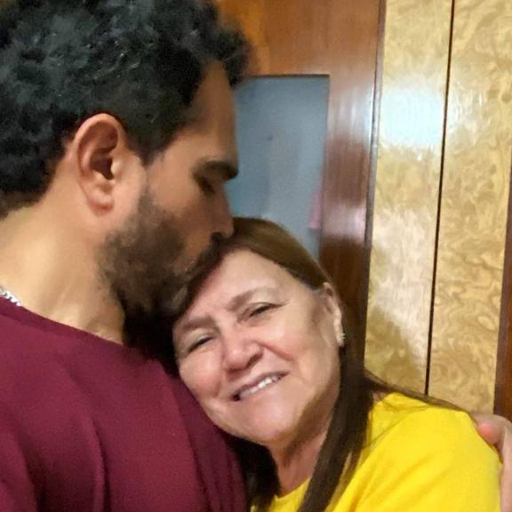 Luciano Camargo dá beijo na mãe em lindo clique em família