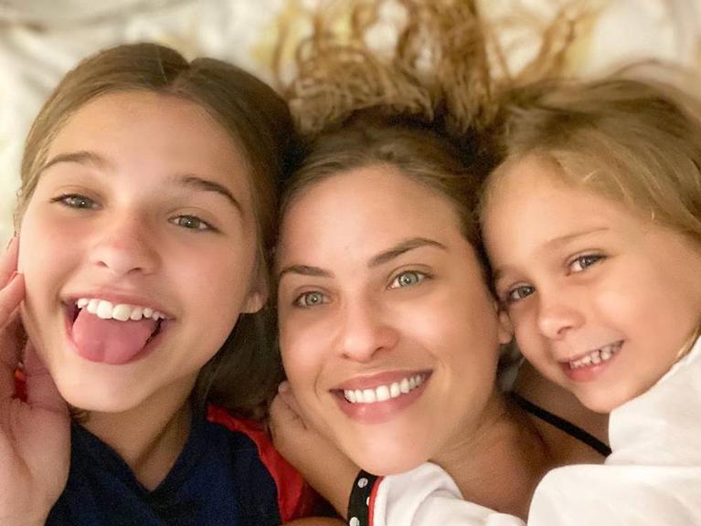 Luiza Valdetaro surge em momento espontâneo com as filhas e encanta a web