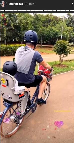 Thais Fersoza e Michel Teló fazem passeio de bicicleta com o filhos