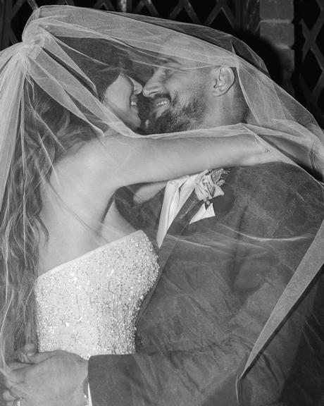Thaila Ayala e Renato Góes celebram 5 meses de casados com lindas fotos
