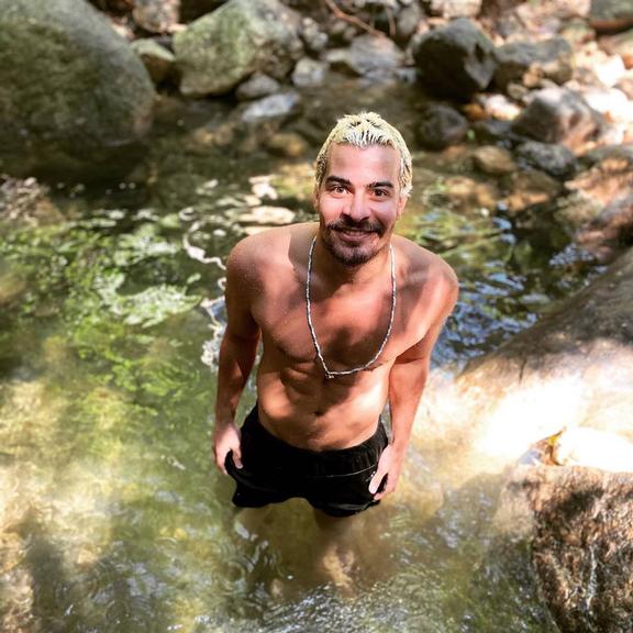 Thiago Martins aproveita as altas temperaturas e se refresca em cachoeira