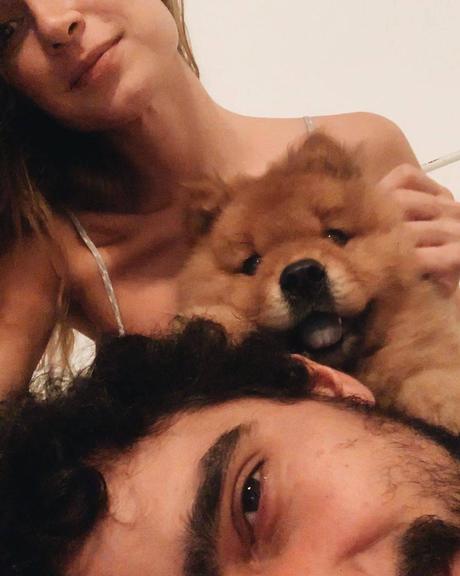 Thaila Ayala posa com o marido e o cachorro em momento lindo de carinho