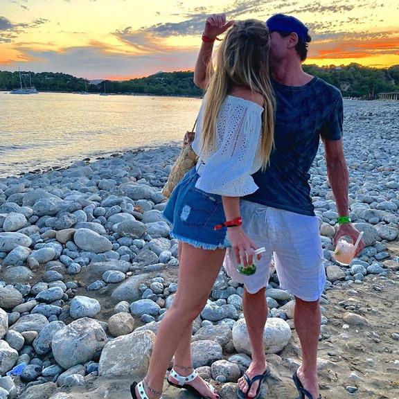 Ex-BBB Paula Von Sperling dá beijão no namorado durante viagem de férias