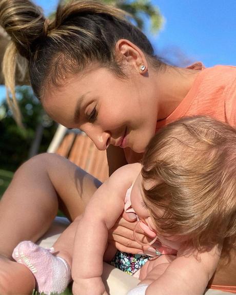 Claudia Leitte posa coladinha da filha em momento de carinho e encanta a web