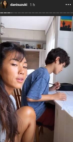 Danni Suzuki ajuda o filho nos estudos à distância