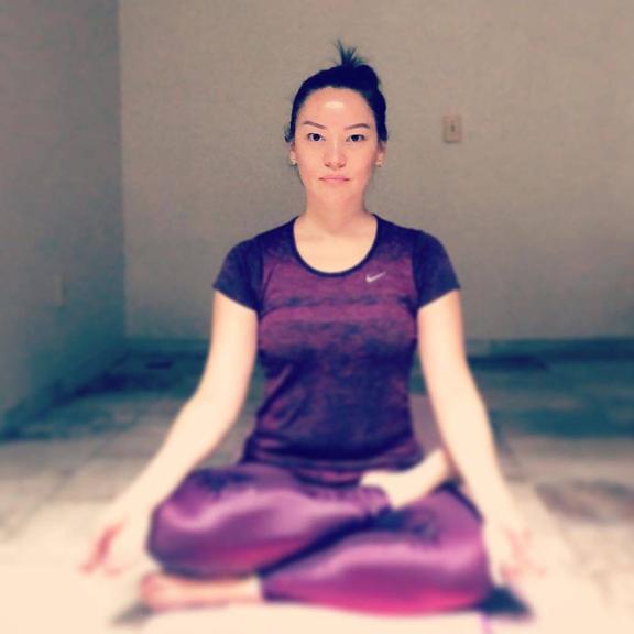 Geovanna Tominaga aproveita os dias em casa para praticar yoga