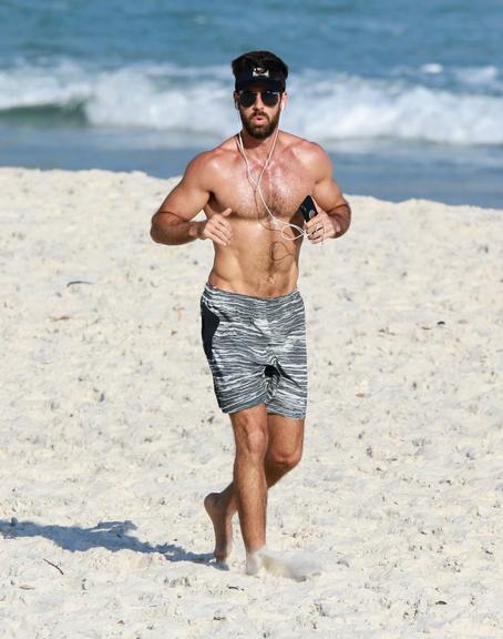 Marcos Pitombo sem camisa na praia