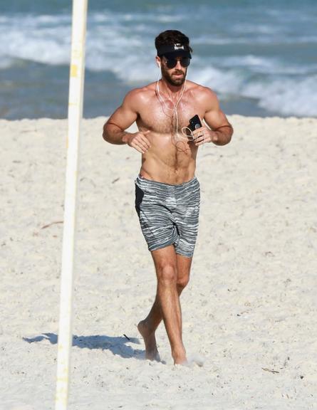 Marcos Pitombo sem camisa na praia