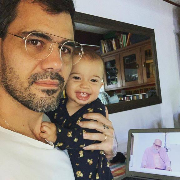 Juliano Cazarré encanta a web ao posar coladinho do filho