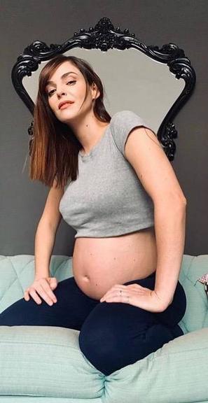 Titi Müller encanta a web ao exibir o barrigão do primeiro filho