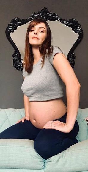 Titi Müller encanta a web ao exibir o barrigão do primeiro filho