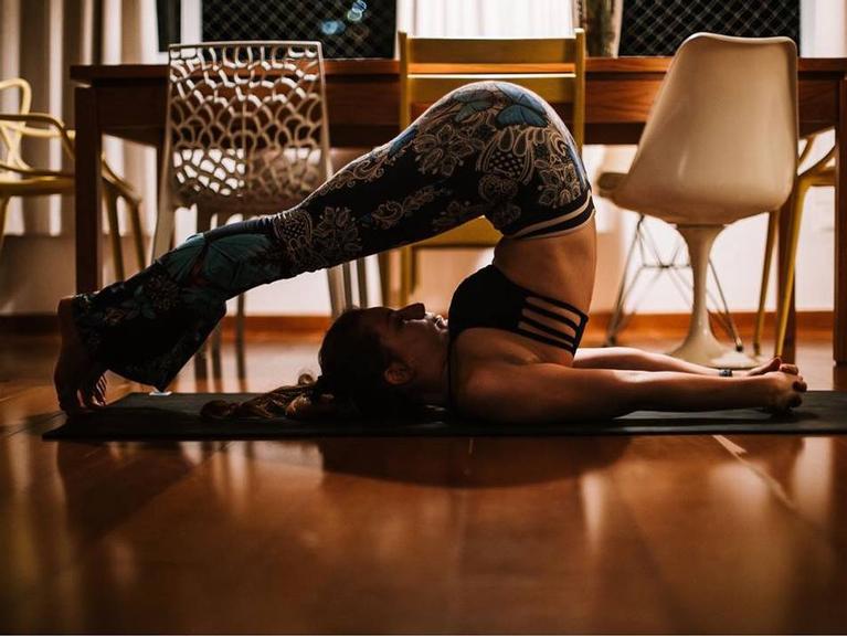 Giulia Gayoso surge em posição impressionante de yoga e fãs ficam boquiabertos