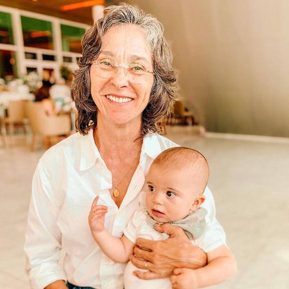 Letícia Cazarré homenageia a mãe com lindo texto e clique fofíssimo dela com o neto