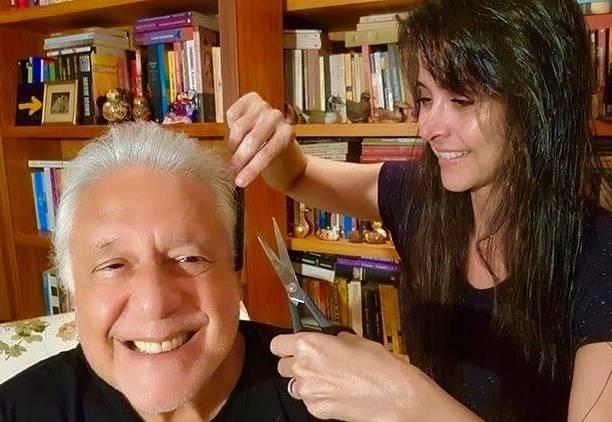 Antonio Fagundes ganha corte de cabelo feito pela esposa e se diverte