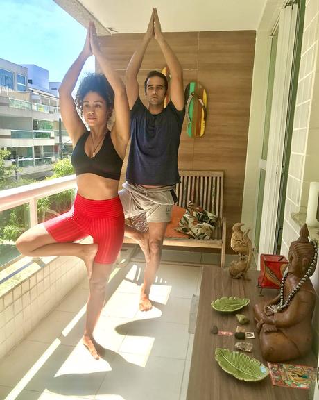 Rafael Sardão e a esposa praticam yoga juntinhos para manter a boa forma