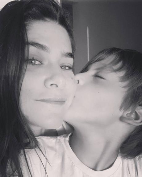 Priscila Fantin ganha beijão do filho e se emociona com momento de carinho