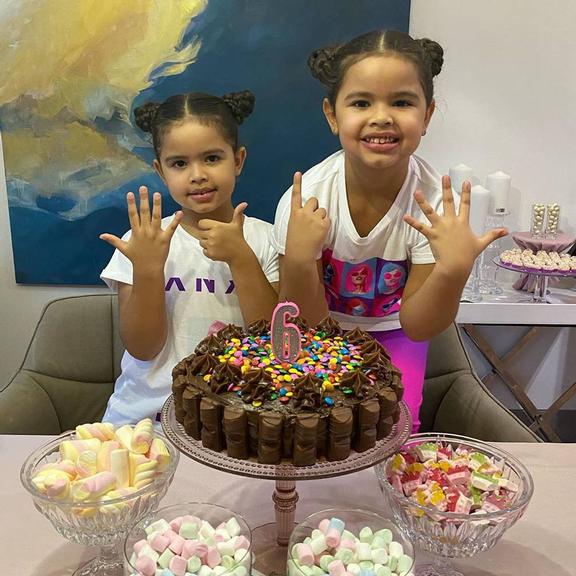 Dani Souza e Dentinho celebram aniversário das filhas gêmeas	