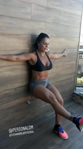 Viviane Araújo encara rotina fitness em casa