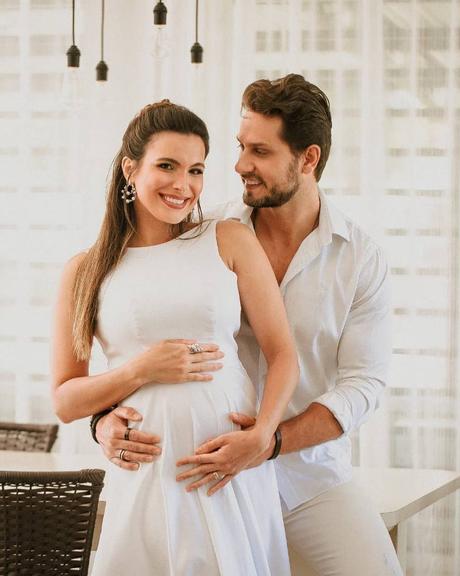 Kamila Salgado e o marido esperam ansiosos a chegada do primeiro filho
