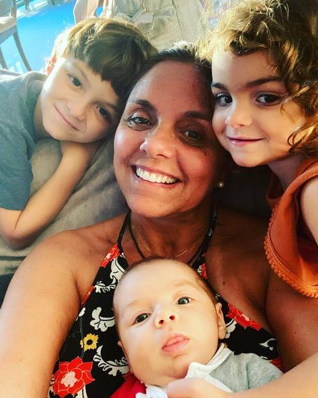 Mãe de Felipe Simas posa com os netos em clique encantador e se declara