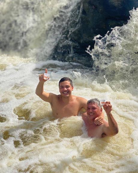 Wesley Safadão celebra o aniversário de seu pai com clique em cachoeira