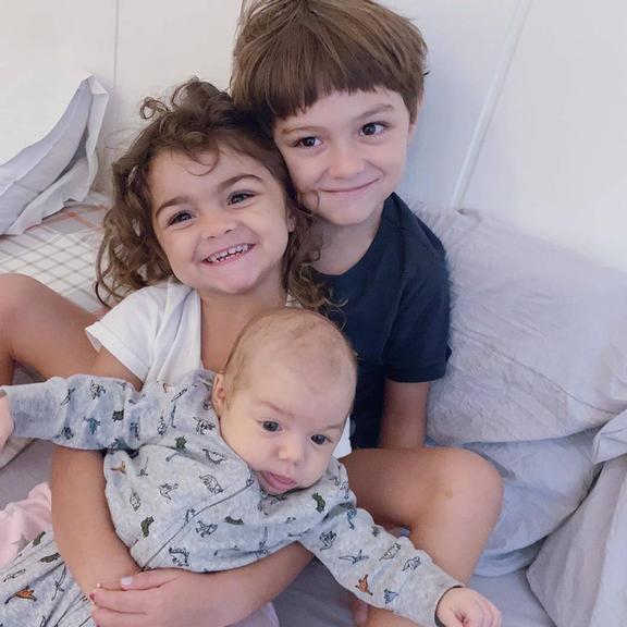 Mariana Uhlmann explode fofurômetro ao clicar a união dos três filhos