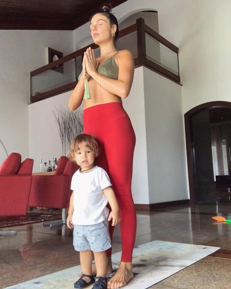 Isis Valverde pratica ioga com o filho, Rael