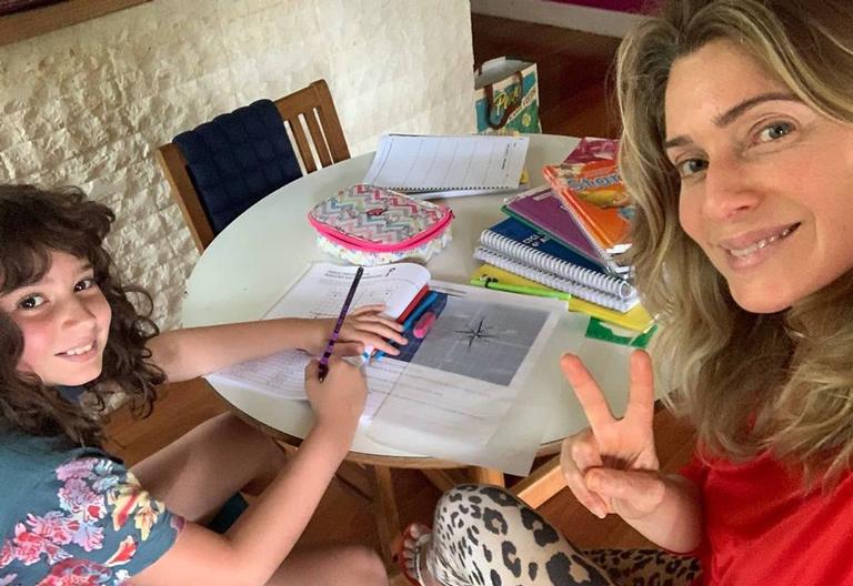 Letícia Spiller faz rara aparição com a filha e mostra que os estudos estão em dia
