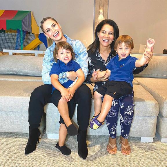 Andressa Suita encanta a web ao surgir com os filhos e a mãe em clique familiar