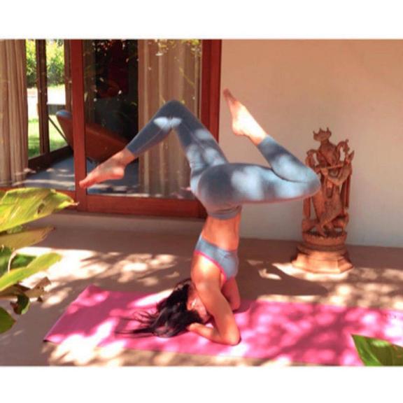 Rosana Jatobá impressiona com pose de yoga e ganha elogios