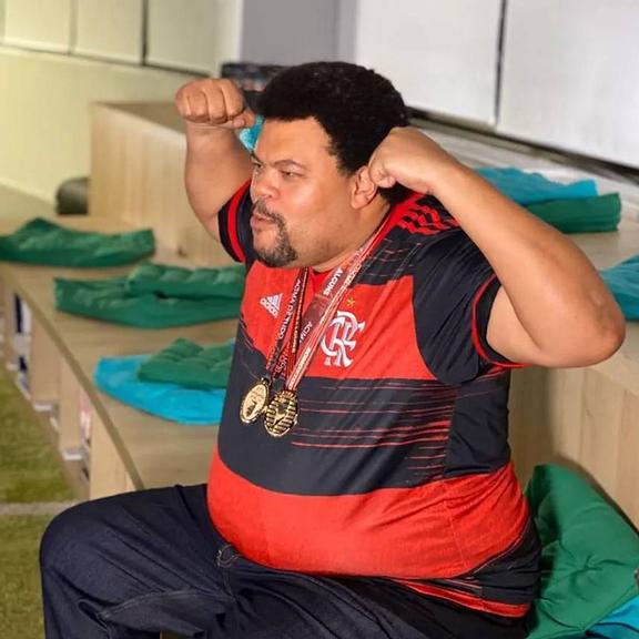 Babu Santana põe camisa do Flamengo e repete comemoração de Gabigol