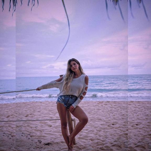 Giovanna Lancellotti posa com lookinho de verão na areia de praia e fãs elogiam