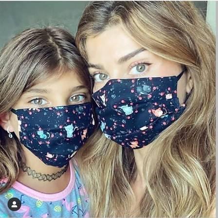 Contra COVID-19, Grazi Massafera combina máscara com a filha
