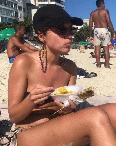 Bruna Linzmeyer recorda clique na praia e declarou sua saudade